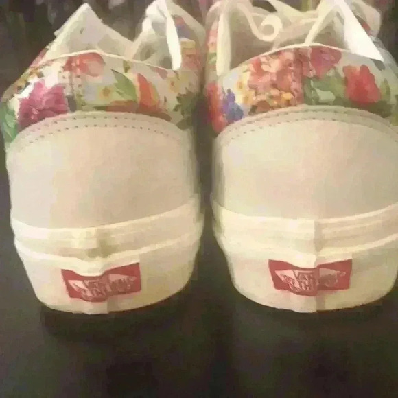 Vans leather old school with flowery pattern. Men’s size 10 in EUC. Worn once. - Picture 4 of 5